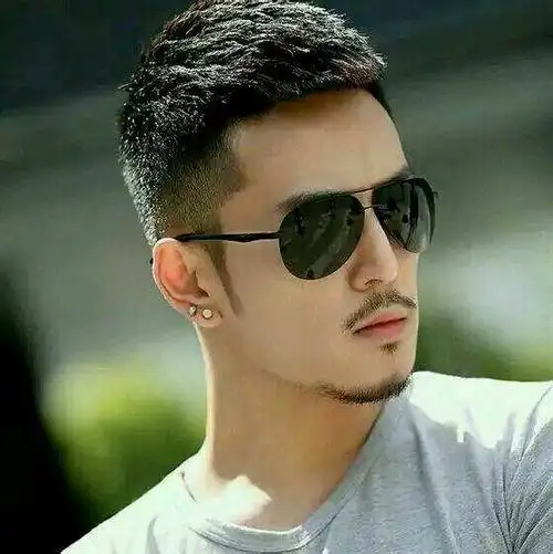 男生短发精神帅气发型飞机头好看吗look5:瓜子头发型 时尚纹理男生别