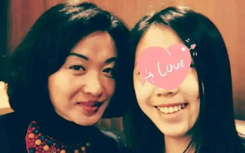 金星曝女儿近照五官清秀 母女二人脸贴脸关系要好