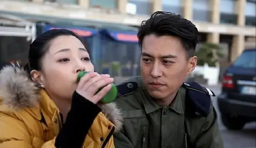 靳东在《温州一家人》里的各种军装照,这么帅真的会没朋友的