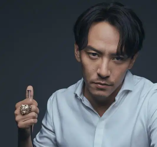 简介:张震野性气息帅气写真,分享一组张震图片给大家,图中的明星图片