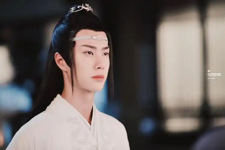 暮色独酌☆ 照世如珠 @uniq-王一博 cr:fluoxetine·王一博