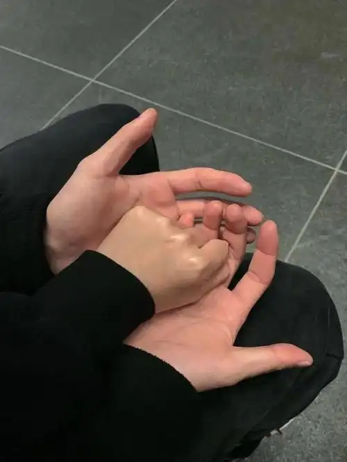 发朋友圈真实牵手照片,2022发朋友圈晒闺蜜照片的唯美文案句子(牵手)