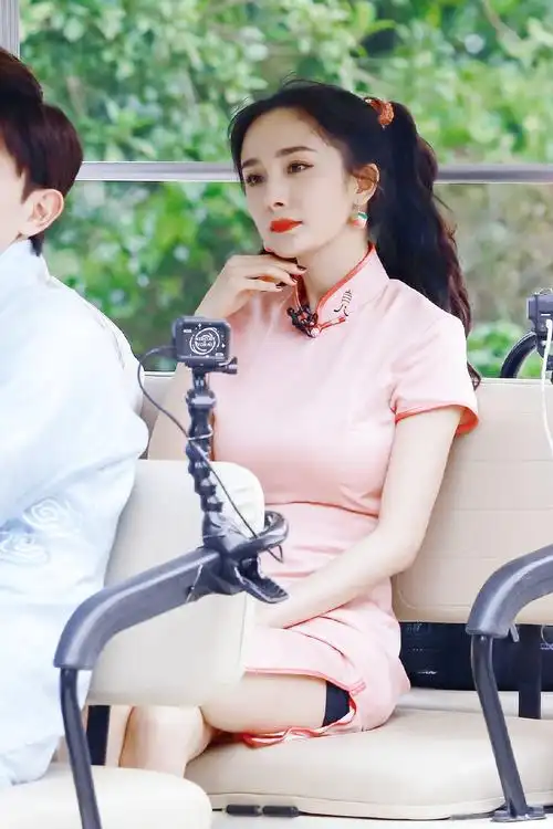 杨幂密室大逃脱双马尾发型旗袍造型火了