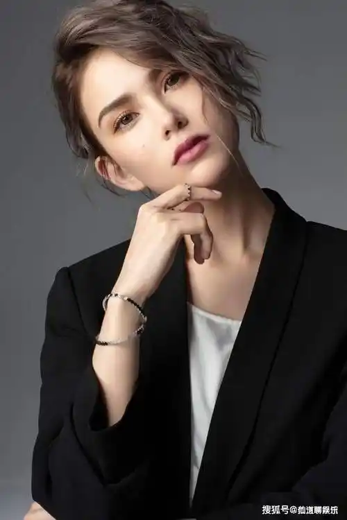 如今,昆凌已经成为了娱乐圈中备受尊敬的女演员和模特.