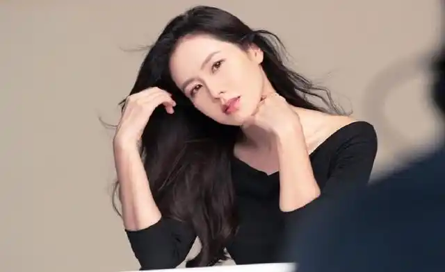 孙艺珍状态超好,白衬衫超凡脱俗有气质,披肩长发再回"尹世丽"