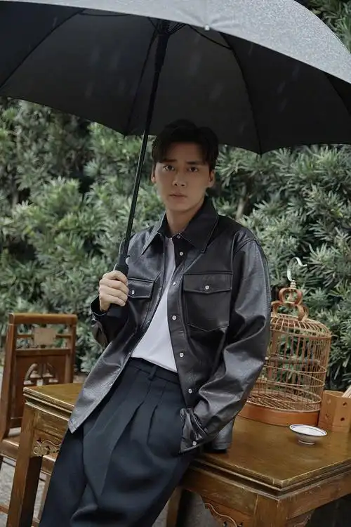 2021年9月26日,成都,李易峰亮相first成都惊喜影展并拍摄造型写真.