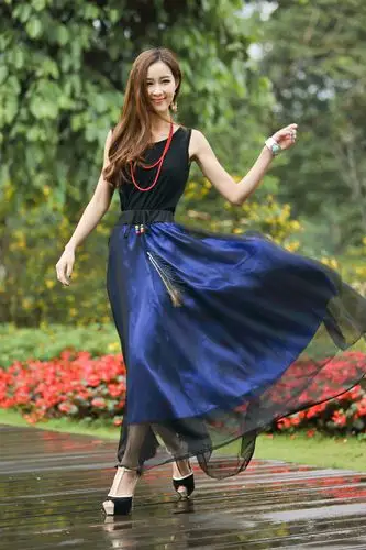 街拍!穿裙子的美女,一道亮丽的风景线!