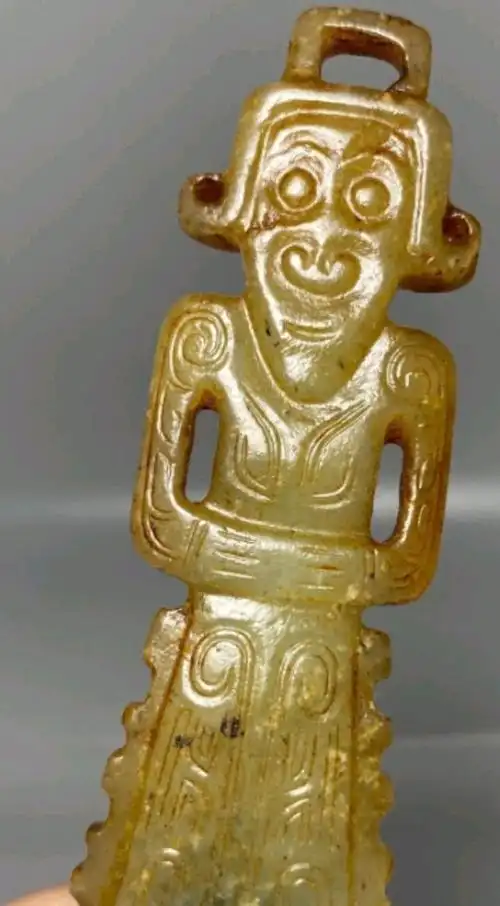 西周时期玉雕刻的人物造型比较稀有,具有很高的研究价值