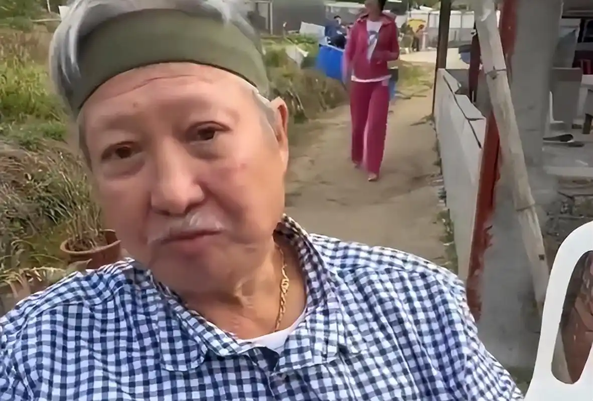 71岁洪金宝近况曝光,体型暴瘦拄拐行走,眼神无光状态引担忧