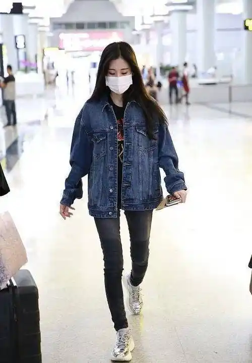 张碧晨的腿真够细的,穿长靴靴口还有"缝",一般人做不到这样_牛仔_时尚