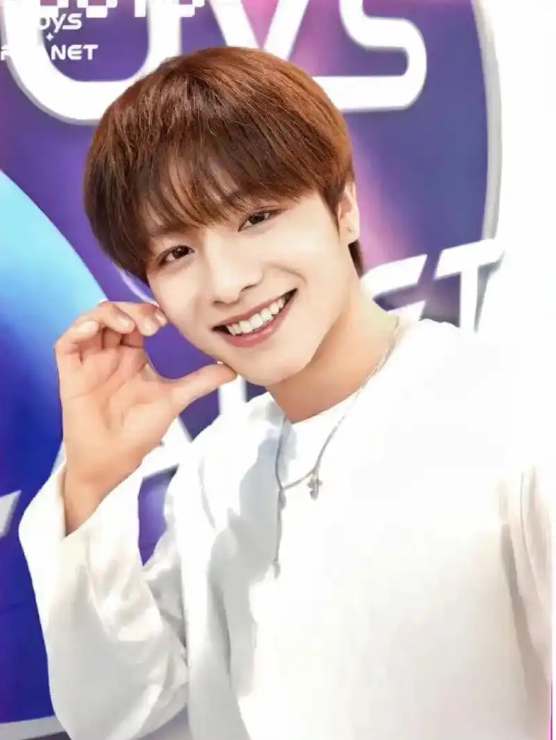 脸颊比心0699宝宝露牙笑97好好看啊!06#王子浩 #bo - 抖音