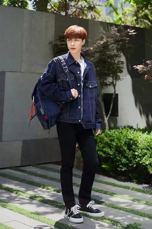 张艺兴晒写真简单的牛仔衣配上休闲裤穿上简装也可以很帅