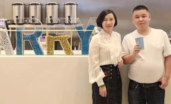 王俊凯爸妈的奶茶店开张,店内关于小凯的细节太多,尤其是全家福