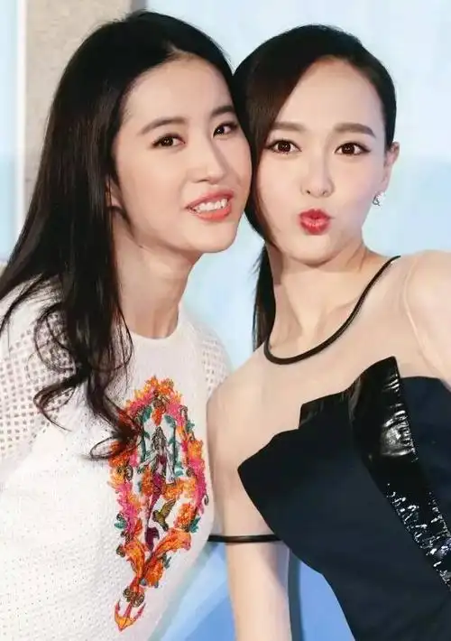 都说女明星的合影,都是充满心机?