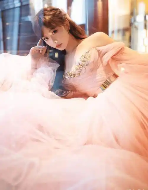 the9三位成员参加活动,孔雪儿安崎是公主和女王,陆