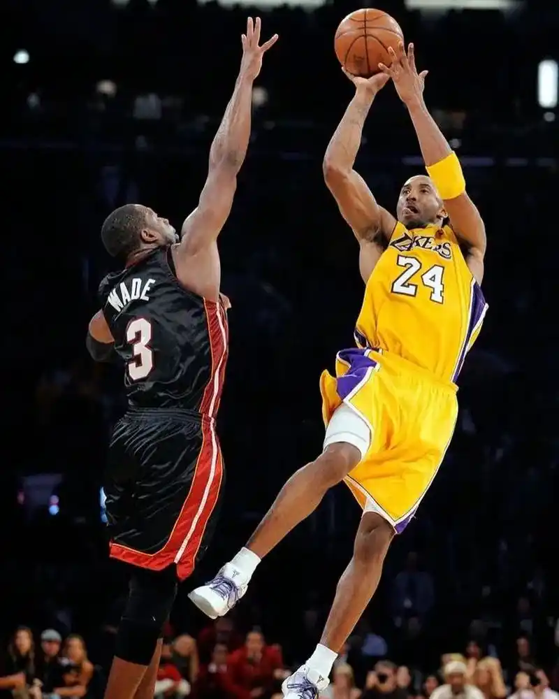 一个词形容他的跳投——""#科比 #科比投篮姿势 #202 - 抖音