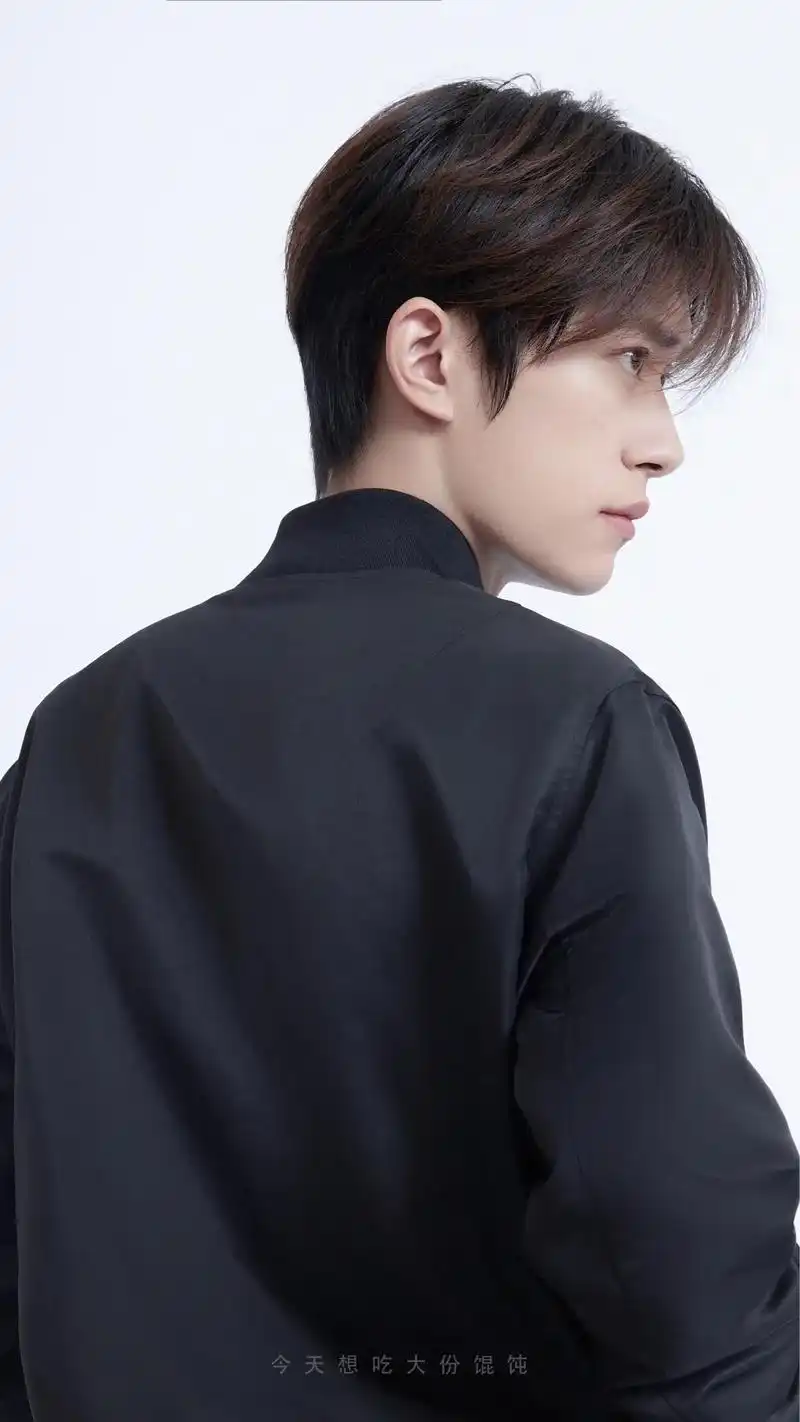 来,看这里📷.#易烊千玺 #完美侧颜杀 #壁纸 - 抖音