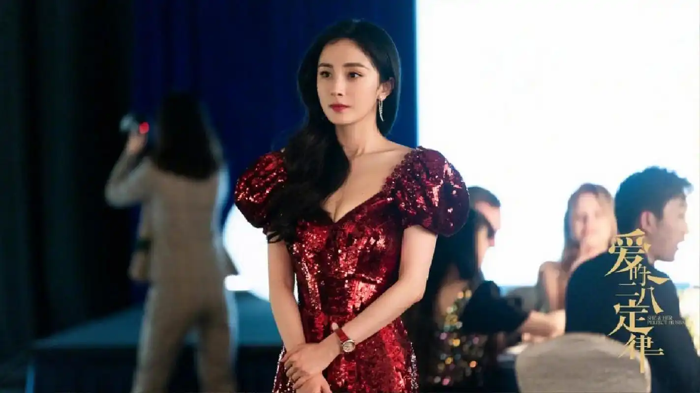 杨幂电视剧晚宴礼服 杨幂新剧#爱的二八定律 身着一席酒红色收腰长裙