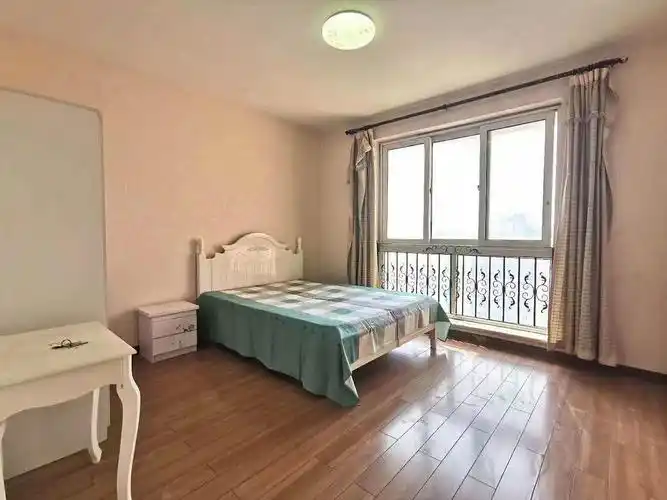 地铁四号线新宫站一居室两居室大单间出租!免中介.