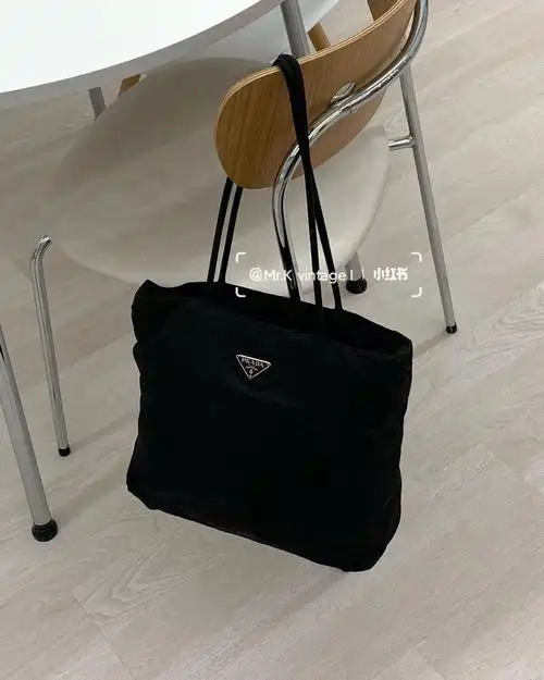 通勤人最爱极简风prada单肩托特包