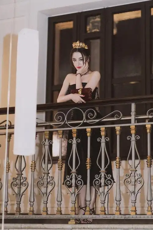 迪丽热巴亮相米兰时装周 黑裙女王优雅皇冠吸睛