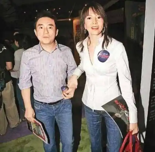 59岁吕方发福到没脖子,3岁爱女长得太像爸,小16岁老婆身家半亿