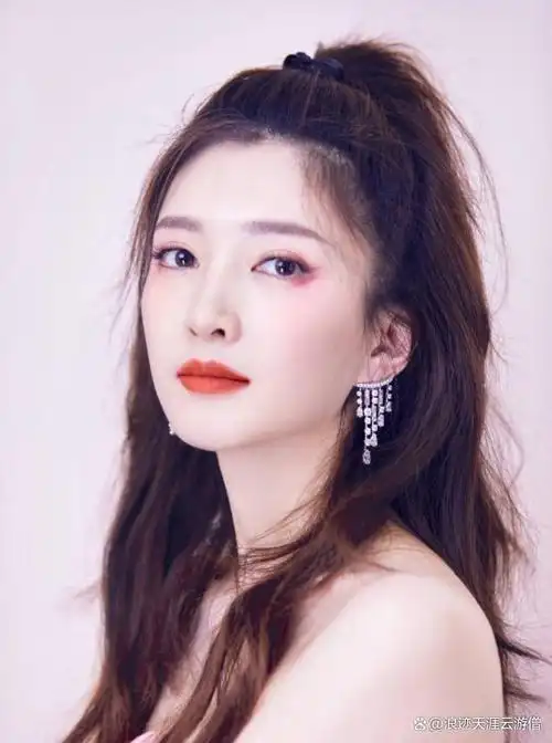 江疏影写真露出事业线!她肤白貌美大长腿太性感撩人