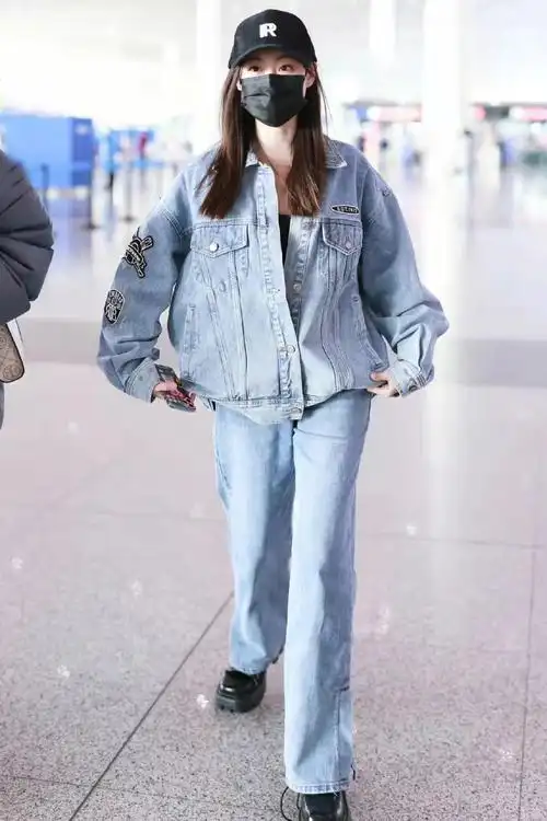 祝绪丹早春私服穿宽松牛仔套装配棒球帽时尚又大气