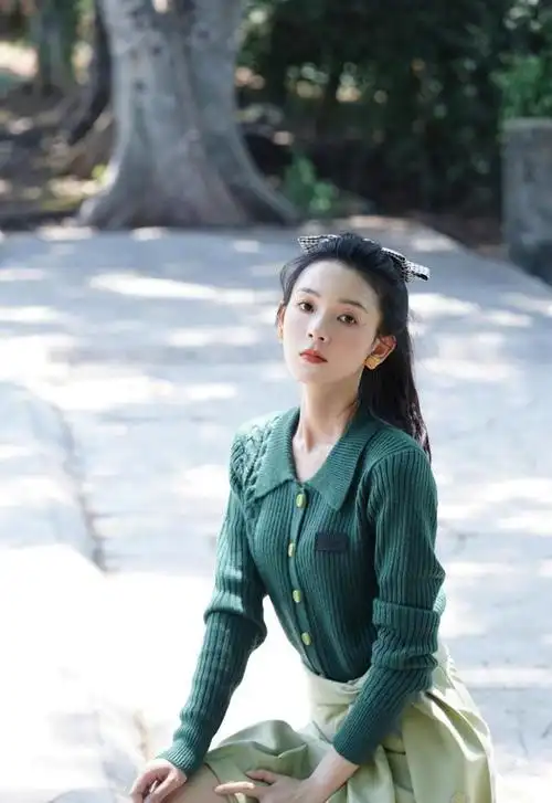 陈瑶有一张萝莉脸穿牛仔裙江边拍写真御姐身高却甜美可爱