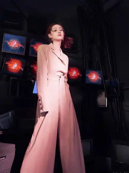 原创祝绪丹不愧是杨幂的人穿黑色裹身材秀美肌配男友风西装时尚又霸气