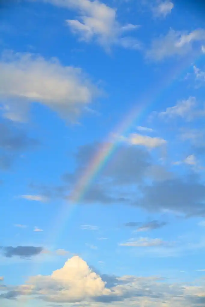 彩虹,彩虹, 蓝蓝的天空和洁白的云朵.