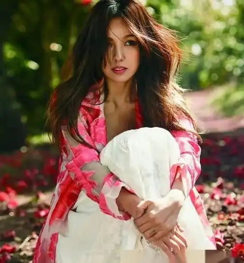 李孝利才华横溢,美貌出众,这谁顶得住的全方位女神写真集!