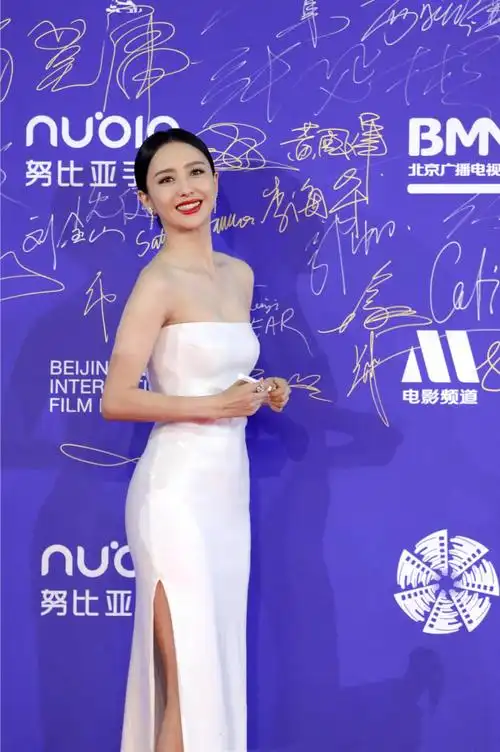 佟丽娅虽瘦但线条挺饱满,穿白裙还是很清新脱俗,配红唇美成焦点