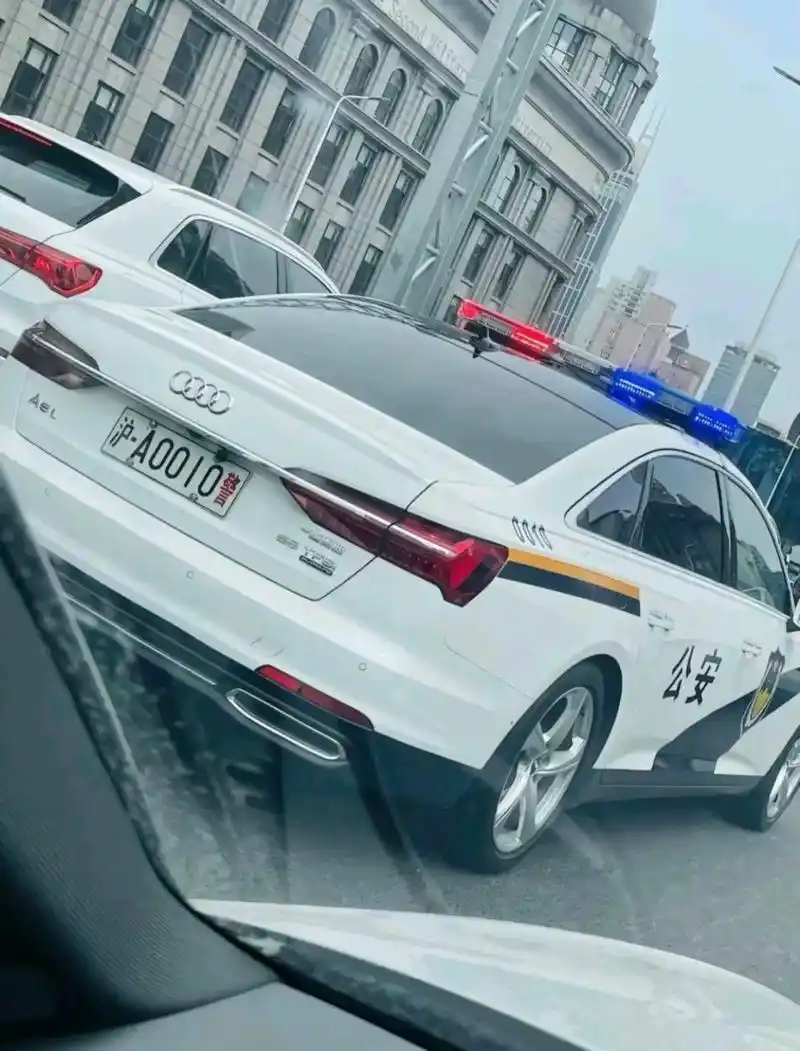 奥迪a6警车 上海奥迪警车全是a6l 55tfsl  顶配,遇见了还是老老实实的