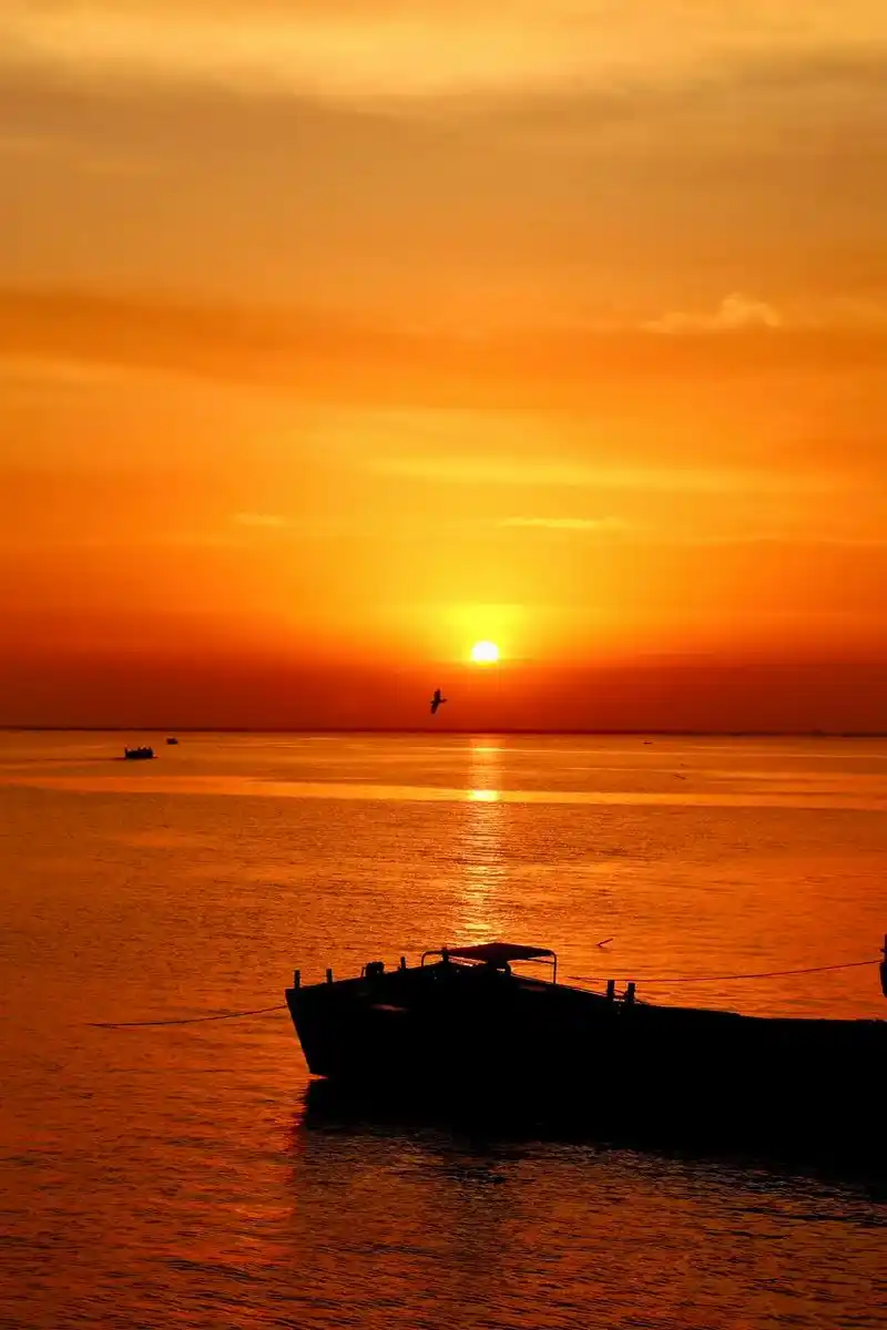 连云港看海上日出最佳地点.连云港看日出有几个地方值得推荐:  - 抖音
