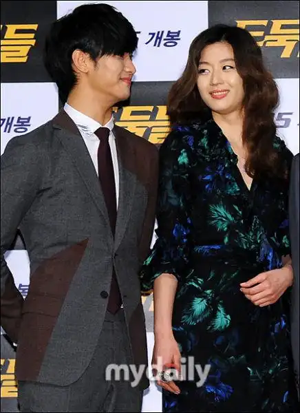 图文:《强盗们》试映--金秀贤全智贤对视