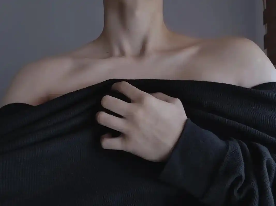 你来捂热我的时候 我还以为你就是救赎. #锁骨 #喉结 #禁 - 抖音