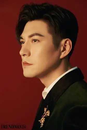 严屹宽登杂志封面演绎国风大片再现侧颜杀