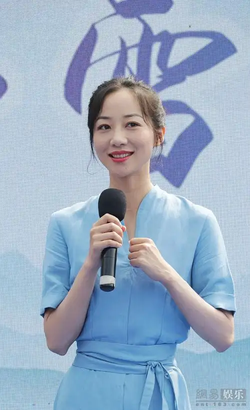 韩雪为家乡代言 一袭蓝连衣裙亮相气质温婉_网易娱乐