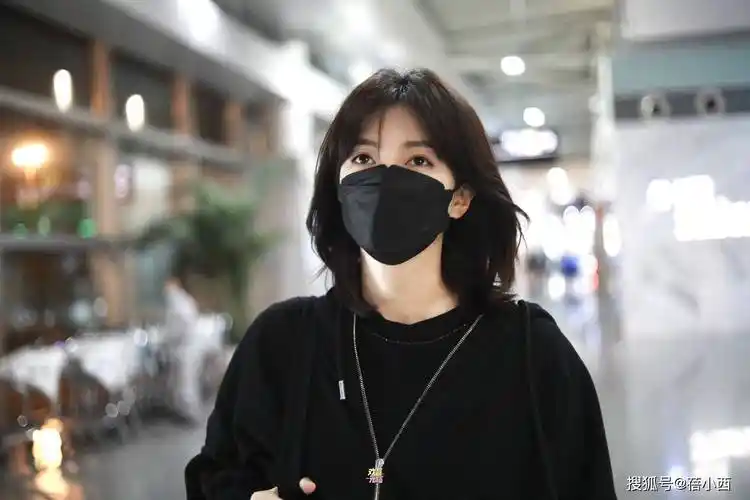 江疏影剪了新齐肩发型洋气10倍,穿卫衣 皮裤走机场,时髦减龄_显得