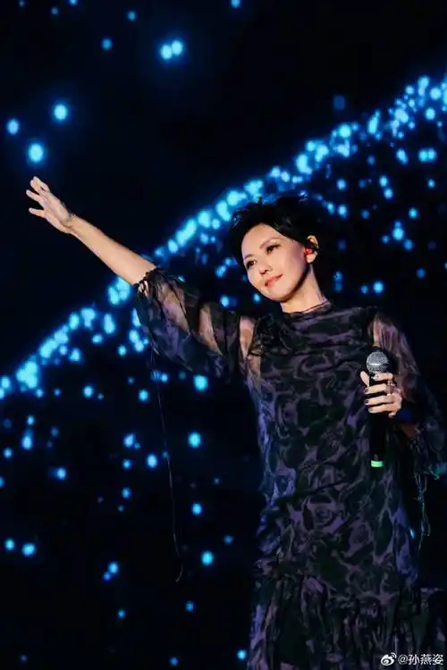 孙燕姿麦克风失灵的四分钟意外圈粉,黑色蕾丝裙搭黑色长靴,很酷_短发