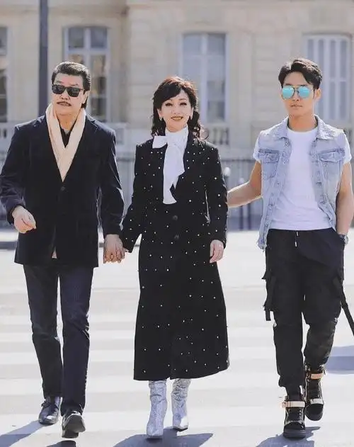 不老女神赵雅芝晒全家福,儿子更是帅呆了