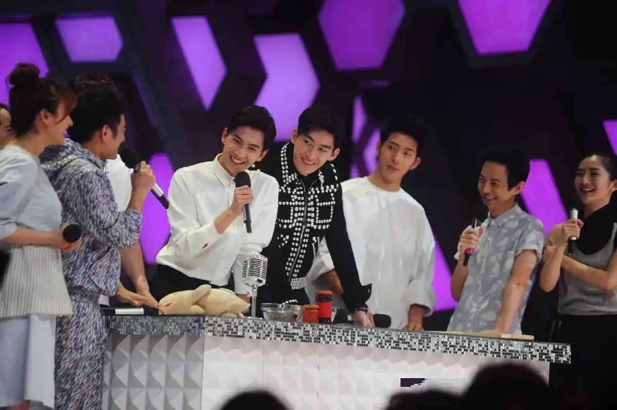 多年前,杨洋,张翰,井柏然,一起参加综艺节目的现场照片!