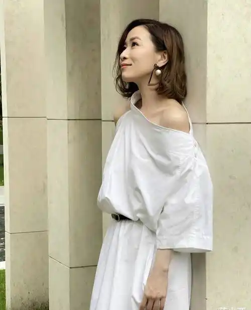 原创佘诗曼46岁了穿吊带纱裙亮相气质在不用扮美比25岁时更美