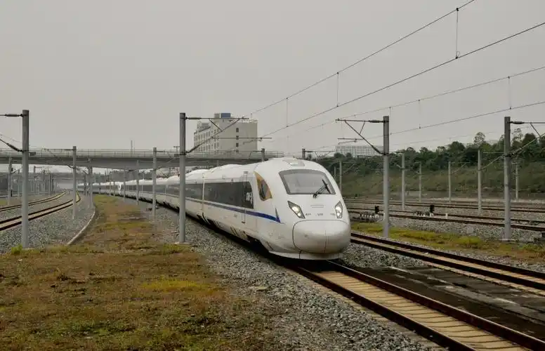 西成客专主力车型——crh3a型动车组国庆首次投入载客运营