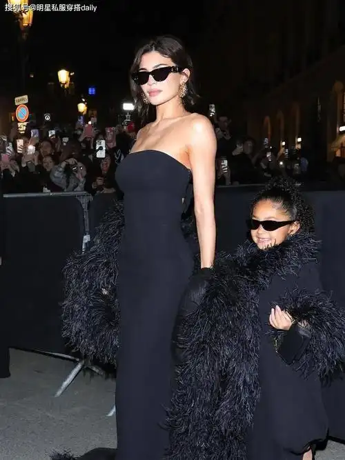 凯莉是穿水晶鞋的西方仙女吧一袭透明白连衣裙比黑裙更空灵