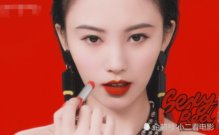 鞠婧祎露全脸让人眼前一亮,掀起刘海秒变霸道女总裁_腾讯新闻