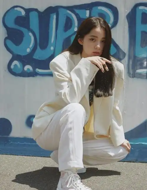 欧阳娜娜节目造型太有范,西装配长裤随性帅气,轻松演绎魅力穿搭