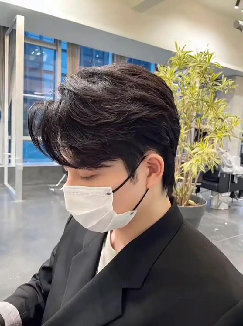 男生三七分偏分斜刘海发型图片帅气又小鲜肉十足 "男土纹理烫男生钢夹