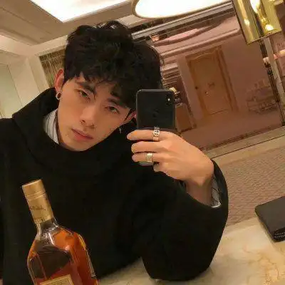 2022非主流男生拿手机自拍头像